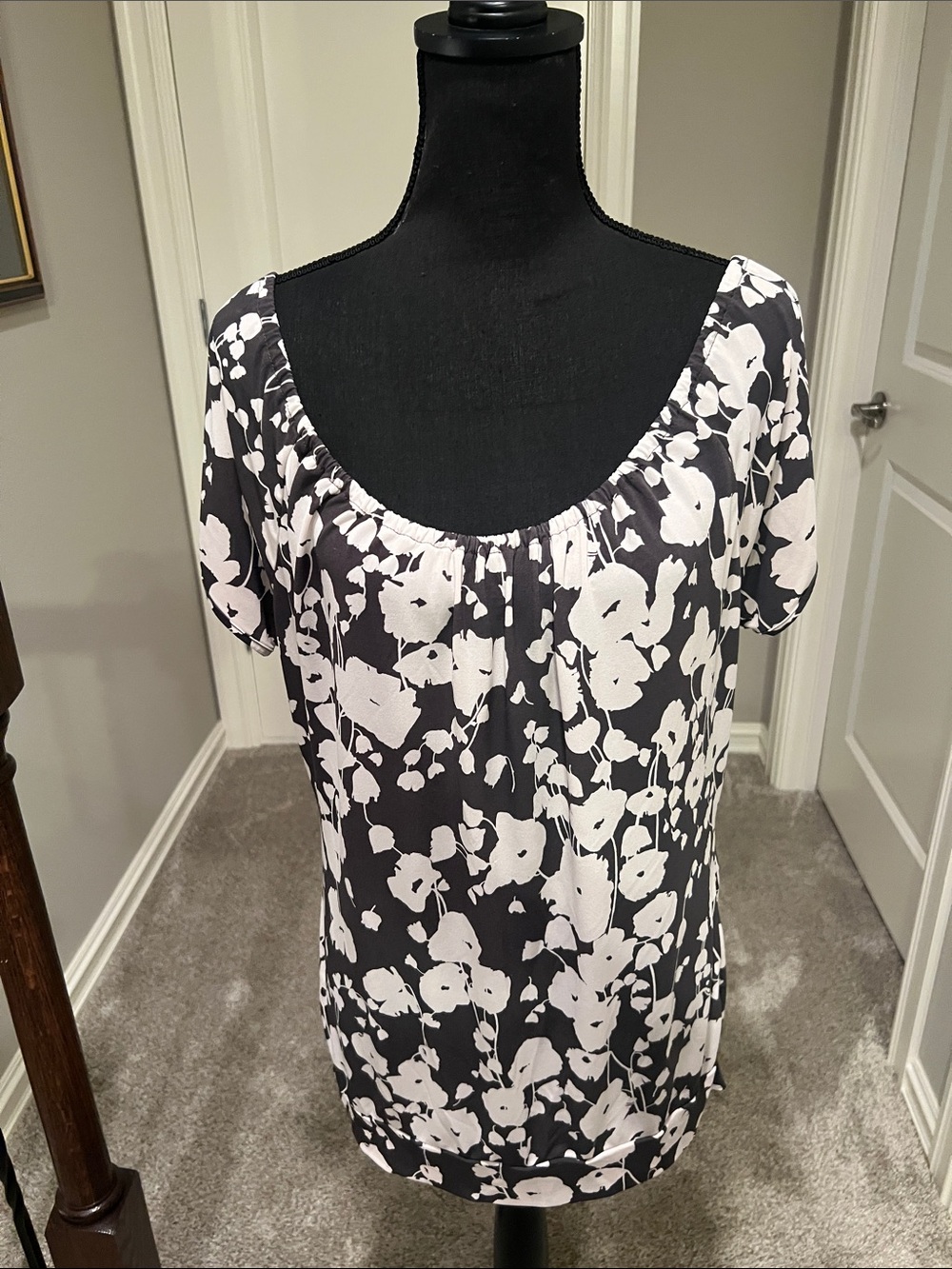 Worthington Black and White Floral Scoop Neck Blouse Size Small